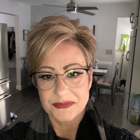 Meet your Posher, Lisa - Picture 2 of 4